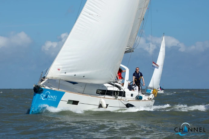 Beneteau Oceanis 38 Ft – Velon